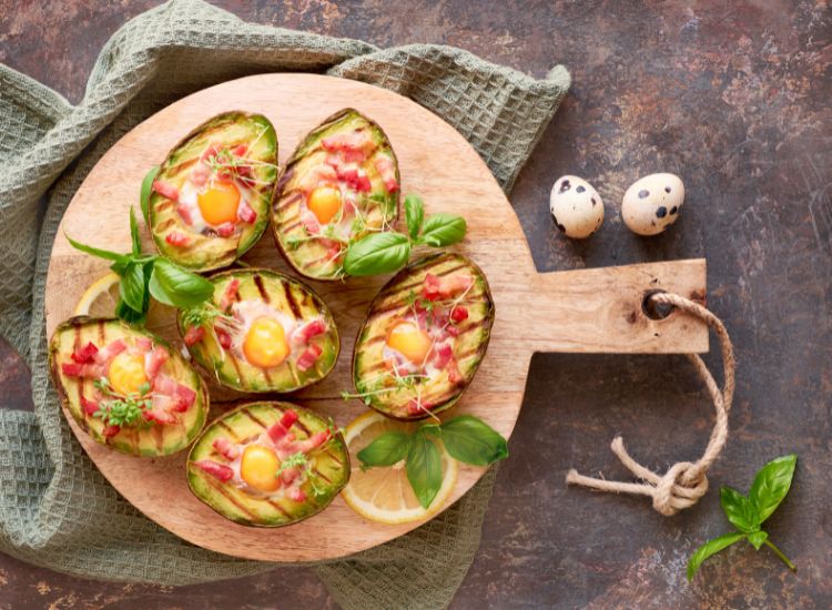 Avocats grillés farcis aux œufs de caille et bacon